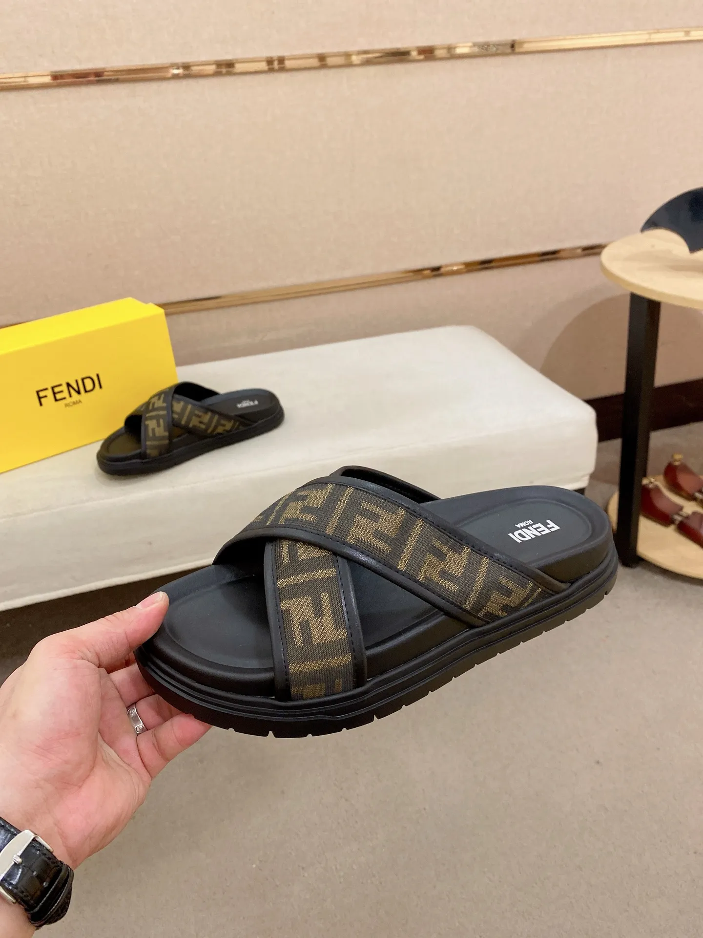 Factory price: 320💰 [Fendi Slippers] High-end brand of men's shoes, official website 1:1 latest masterpiece: original mold customization, the fabric is made of imported original materials, upgraded outsole, lighter and non-slip. The market's top quality, simple yet tasteful, a must-have for fashionistas, fashionable at your feet, full of confidence, the same style at the counter 👍The season of summer slippers is here. Code: 38-44 (45 is custom-made and cannot be returned or exchanged)